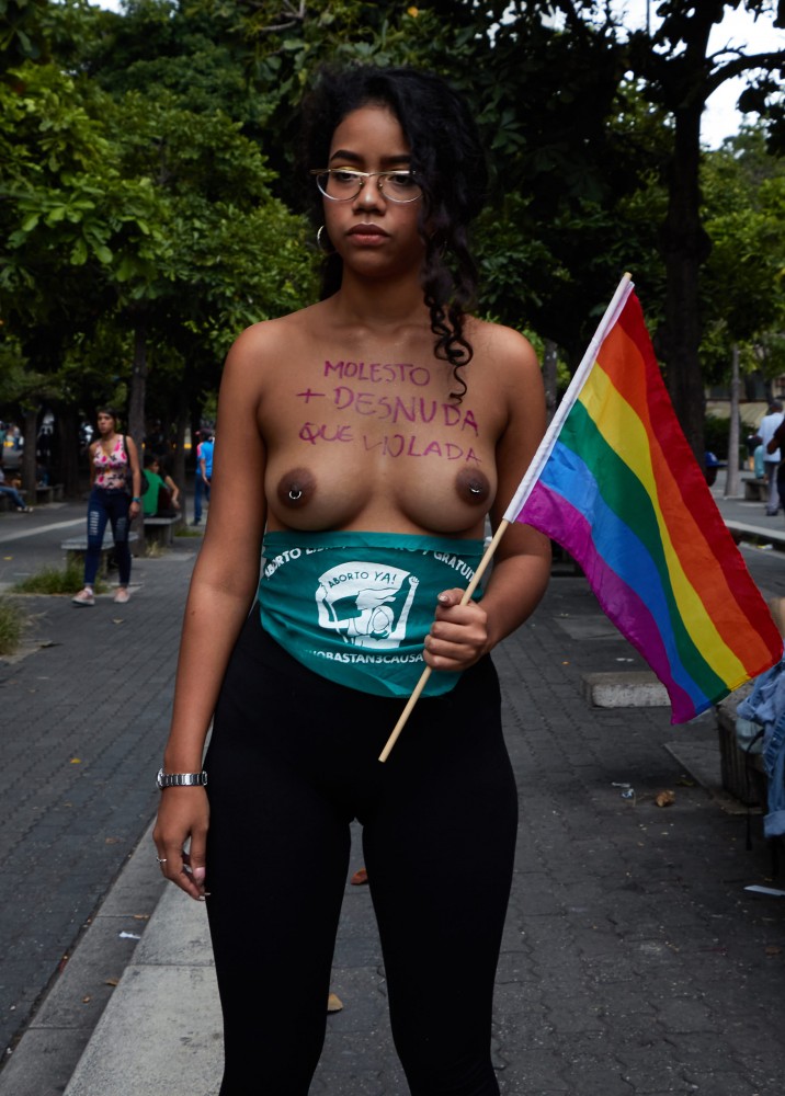 Латина протестует с голой грудью