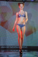 Модель в нижнем белье на выставке Lingerie Fashion Weekend 2016