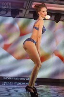 Девушка на показе Lingerie Fashion Weekend 2016