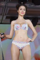 Модель в нижнем белье на показе Lingerie Fashion Weekend