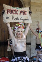 Активистки Femen в костюмах горничных