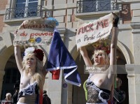 Девушки протестуют показывая грудь на улице