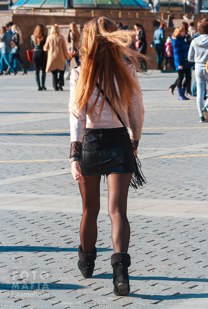 Девушка в мини-юбке и колготках на улице