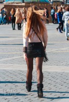 Девушка в мини-юбке и колготках на улице