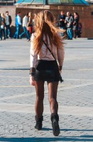 девушка на улице в мини-юбке и колготках