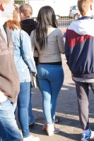 Фотоохота на попу в обтягивающих джинсах