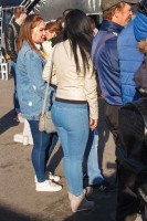 Девушка в джинсах с мясистой попой