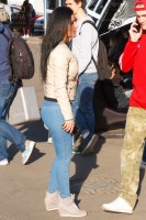 Девушка в джинсах с мясистой попой