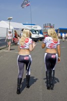 Сексуальная модель на авто тюнинг шоу