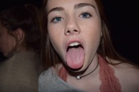 Девушка делает ахегао
