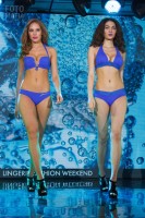 Девушка в купальнике на выставке Lingerie Fashion Weekend