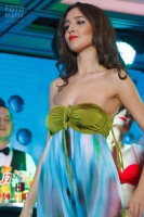 Девушка на показе пляжной моды Lingerie Fashion Weekend 2016