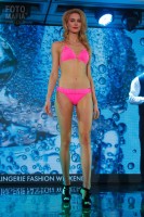 Модель в бикини на показе Lingerie Fashion Weekend
