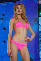 Модель в бикини на показе Lingerie Fashion Weekend