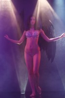 Девушка в нижнем белье с крыльями ангела