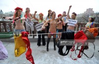 Голый протест участниц Femen