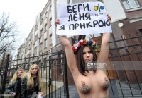 Голая активистка Фемен