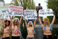 Голая девушка на улице протестует