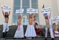 Голая девушка на улице протестует