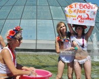 Голый протест участниц Femen