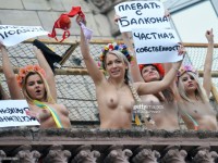 Голая девушка на улице протестует