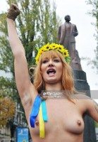 Голая активистка Фемен