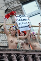 Голая девушка на улице протестует
