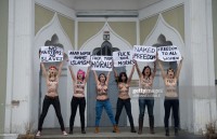 Голые активистки на протесте