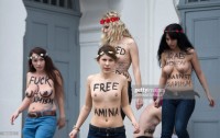 Активистки с голой грудью протестуют