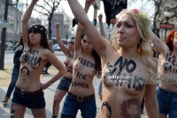 Активистки с голой грудью протестуют