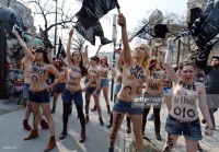 Активистки с голой грудью протестуют