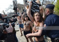 Голый протест активисток Femen