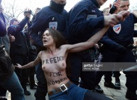 Активистки с голой грудью протестуют