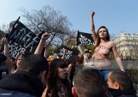 Голый протест активисток Femen