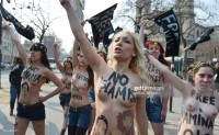 Активистки с голой грудью протестуют