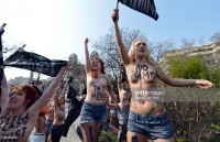 Голый протест активисток Femen