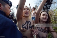 Активистки с голой грудью протестуют