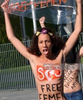 Голый протест активисток Femen