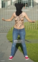 Активистки с голой грудью протестуют
