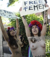 Голый протест активисток Femen