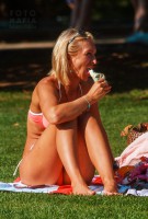 девушка ест мороженое
