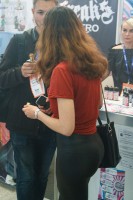 Девушка в леггинсах на выставке