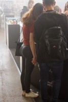 Девушка в леггинсах на выставке
