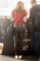 Девушка в леггинсах на выставке