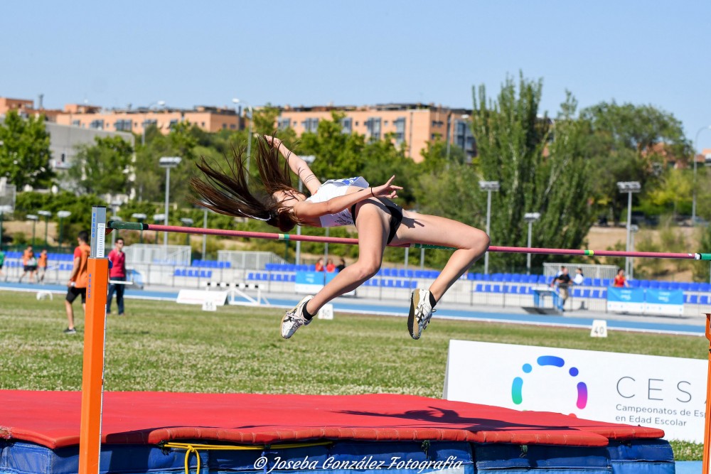 Прыгунья в высоту раздвигает ноги