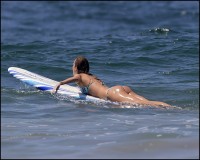 Серфингистка в бикини с голой попкой