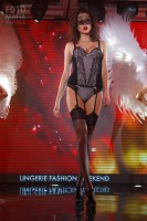 Модель выставки Lingerie Fashion Weekend на показе нижнего белья