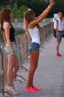 Девушка в парке в шортиках