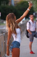 Стройная девушка в шортиках на улице