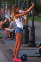 Стройная девушка в шортиках на улице